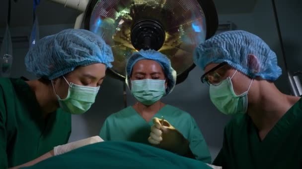 Baixo Ângulo Equipe Cirurgiões Profissionais Que Realizam Cirurgia Sala Cirurgia — Vídeo de Stock