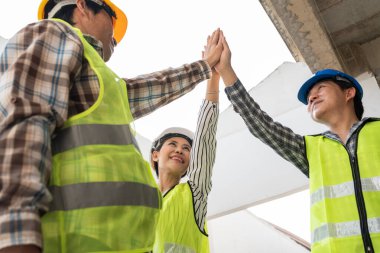 Mühendislik ekibi ve müteahhit el ele tutuşup fabrika inşaatında başarı ve mühendislik ortaklığı kavramına el ele tutuşuyorlar..