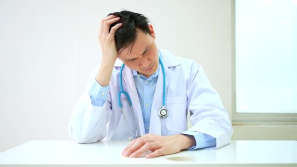 Médico Joven Estresado Sosteniendo Mano Sobre Cabeza Hospital Debido Exceso — Vídeo de stock