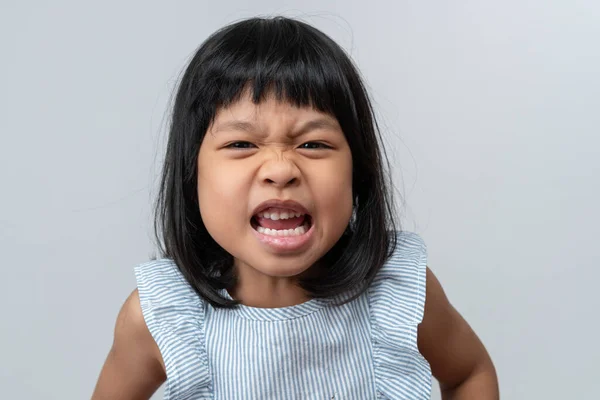愤怒的情绪激动的亚洲女孩的画像 她怒气冲冲地尖叫着 发疯了 在白人背景下大喊大叫 注意力缺乏多动障碍的概念 — 图库照片