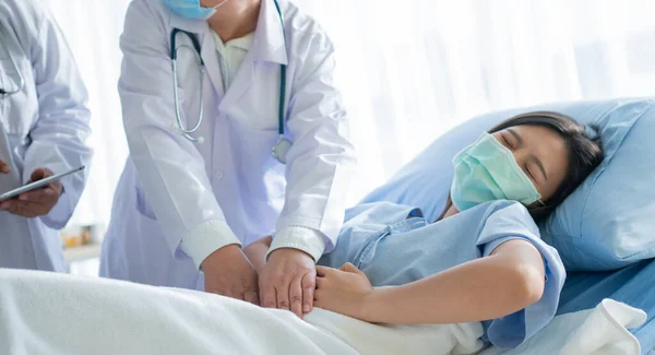 Grupp Läkare Försöka Hjälpa Patienten Kvinna Ligga Sjukhus Säng Och — Stockfoto