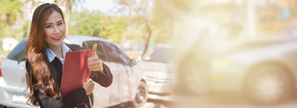 Mulheres Asiáticas São Agentes Seguros Segurando Pranchetas Frente Acidentes Carro — Fotografia de Stock