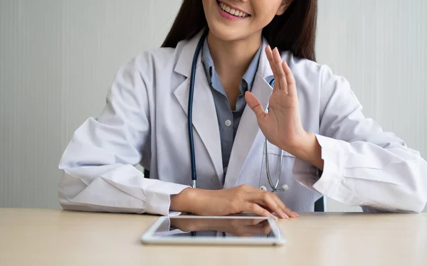 Asiatico Terapeuta Donna Medico Online Visita Con Paziente Sull Applicazione — Foto Stock