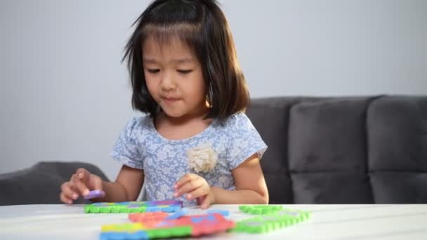 Süßes Asiatisches Kleines Mädchen Spielt Mit Buntem Spielzeug Abc Puzzle — Stockvideo