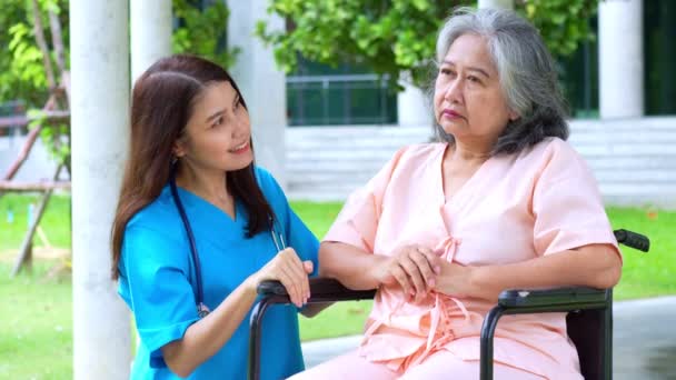 Aziatische Zorgverlener Verpleegkundige Die Zorgt Voor Oudere Aziatische Patiënt Een — Stockvideo