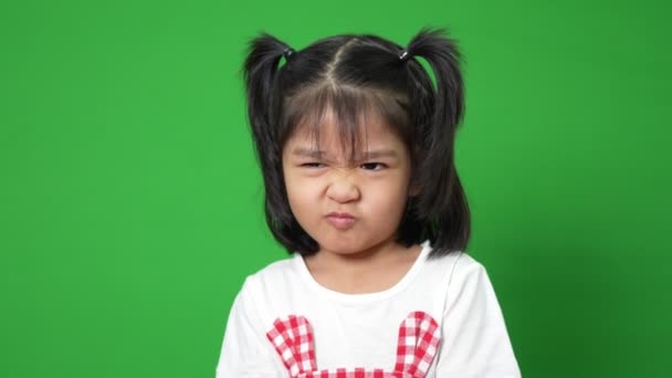 Πορτρέτο Της Ευτυχούς Και Αστείο Κορίτσι Ασιατικό Παιδί Πράσινο Φόντο — Αρχείο Βίντεο