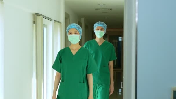 Dva Asijští Chirurgové Lékaři Lékařskou Maskou Chodí Operační Sál Pro — Stock video