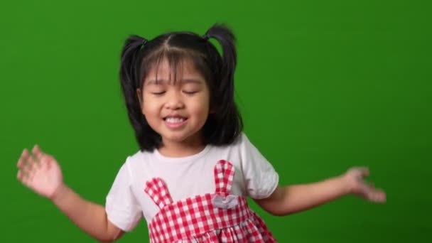 Portrét Šťastné Zábavné Asijské Dítě Dívka Zeleném Pozadí Obrazovky Dítě — Stock video