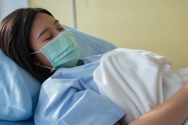 Triste Donna Asiatica Paziente Sdraiata Sul Letto Ospedale Con Indosso — Foto Stock