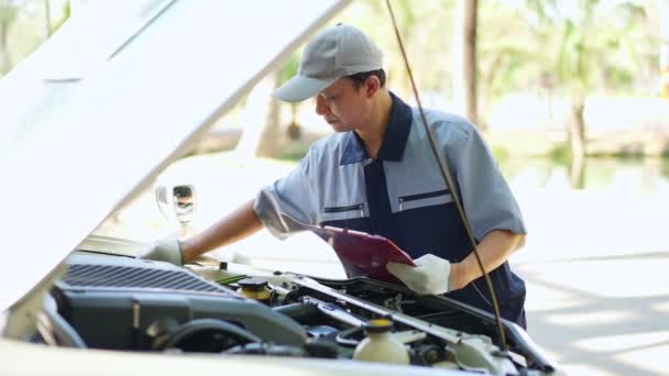 Auto Mécanicien Vérification Entretien Client Moteur Capot Voiture Véhicule Maître — Video