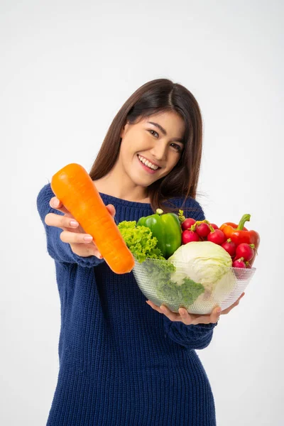 美しい笑顔アジアの女性の肖像白い背景に隔離された新鮮な有機野菜のボウルを保持 健康的な食品栄養の概念 健康的な食品栄養の概念 菜食主義者 — ストック写真
