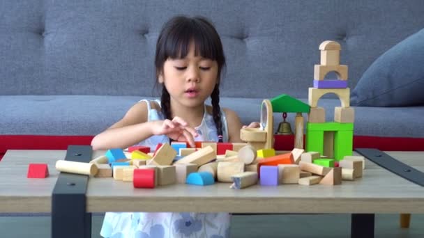 Χαριτωμένο Ασιατικό Κοριτσάκι Παίζει Πολύχρωμα Μπλοκ Παιχνιδιών Παιδιά Παίζουν Εκπαιδευτικά — Αρχείο Βίντεο