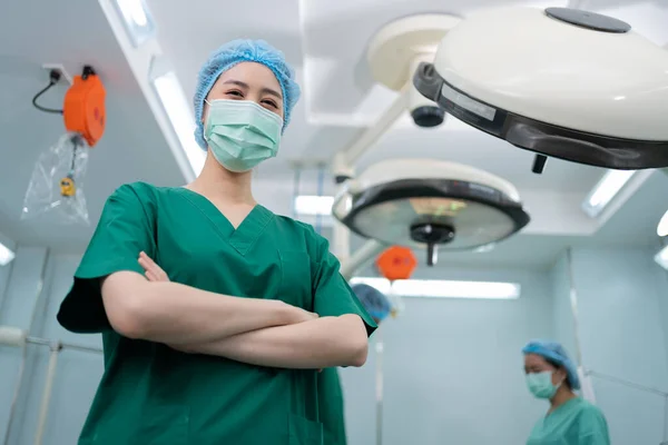 Portret Van Aziatische Chirurg Verpleegster Met Medisch Masker Met Gekruiste — Stockfoto