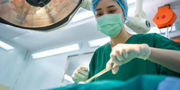 Ázsiai Professzionális Sebészek Csapat Végző Műtét Műtőben Sebész Asszisztensek Nővérek — Stock Fotó
