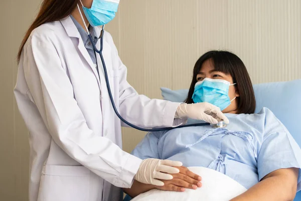 Mujeres Los Médicos Asiáticos Toman Mano Del Paciente Alientan Proporcionan —  Fotos de Stock