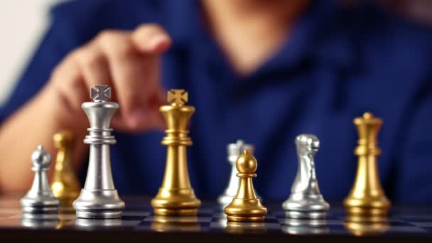 Крупним Планом Руки Бізнесмена Який Рухає Короля Золотими Шахами Щоб — стокове відео