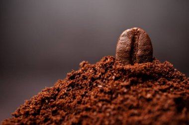 Kahve çekirdekleri yakın çekim için fotokopi alanı ile karışık kavrulmuş kahve yığınına. Kahve tazeliği kavramı