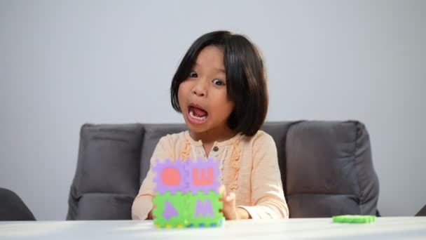 Schattig Aziatisch Klein Meisje Spelen Met Kleurrijk Speelgoed Abc Decoupeerzaag — Stockvideo