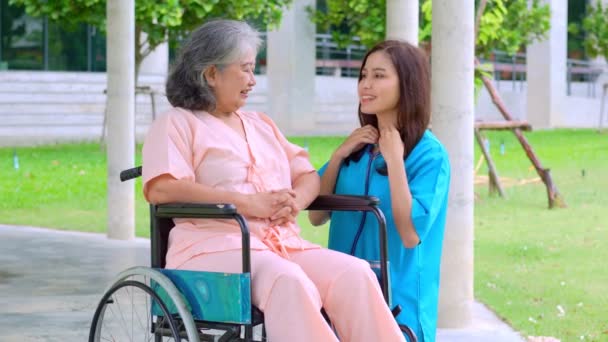 Ázsiai Gondozó Vagy Ápoló Aki Tolószékben Ülő Idős Ázsiai Beteget — Stock videók