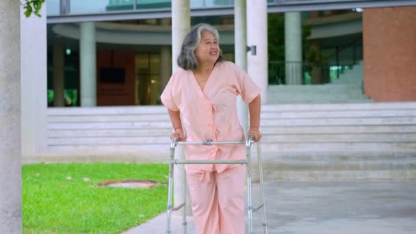 Счастливая Пожилая Азиатка Пользуется Ходунком Гуляет Больнице После Оправилась Несчастного — стоковое видео
