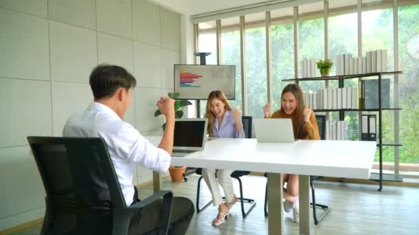Skupina Mladých Asijských Úspěšných Podnikatelů Oslavující Dosažení Cílů Zasedací Místnosti — Stock video