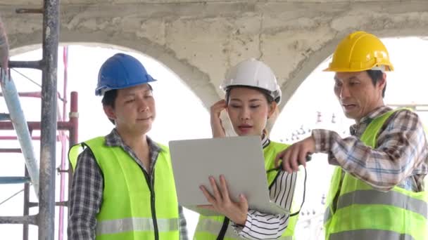 Groep Aziatische Ingenieur Young Female Architect Zet Een Helm Voor — Stockvideo