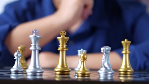 チェスゲームの対戦相手と降伏する金のチェスを動かすビジネスマンの手の近くに開発分析 管理またはリーダーシップの概念 — ストック動画