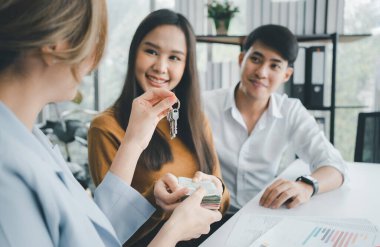 Emlakçı, emlakçı ya da avukatla ev kredisi belgesini imzaladıktan sonra anahtarı müşteriye verir. Sigorta ya da kredi emlak kavramı, bir ev satın alın.