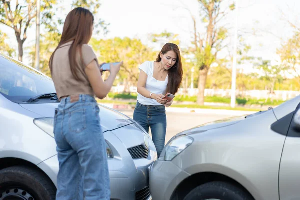 2人のドライバーが写真を撮る前に車の事故後の損傷をチェックし 保険を送信します 保険会社に写真や証拠を提出した後 オンライン自動車事故保険の主張のアイデア — ストック写真