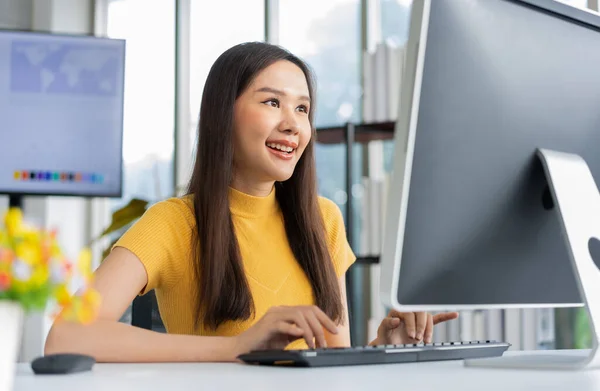 Retrato Feliz Joven Programador Mujer Asiática Trabajo Oficina Tecnología Puesta — Foto de Stock