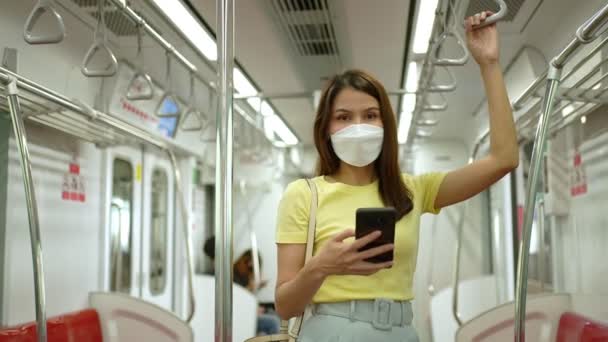 Mladá Žena Traveler Nosit Ochrannou Masku Obličeje Pro Ochranu Pandemických — Stock video