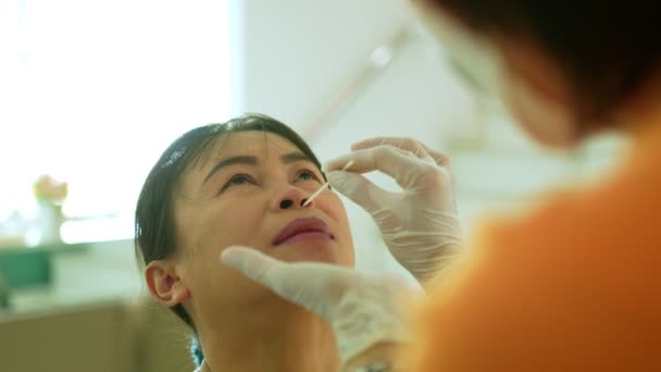 Asiática Mujer Trabajador Médico Hisopo Prueba Covid Antes Trabajar Una — Vídeos de Stock