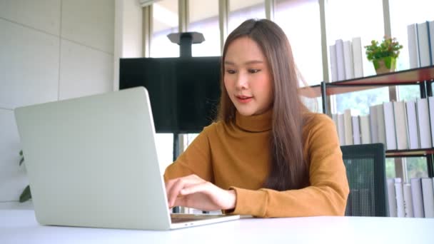 Porträtt Glad Ung Programmerare Asiatisk Kvinna Arbetar Vid Start Teknik — Stockvideo