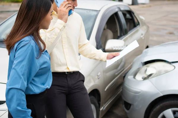 車の事故後に電話番号とソーシャルメディアを交換するためにスマートフォンを使用して2人のドライバー 保険会社に写真や証拠を送信した後 オンライン自動車事故のための請求保険の概念 — ストック写真