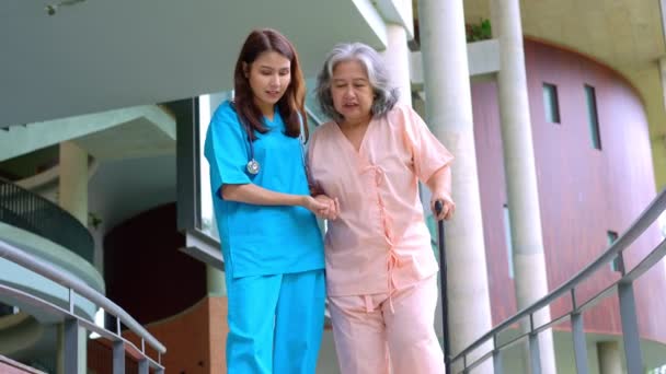 Asiatisk Senior Kvinna Faller Ner Sjukhus Orsakad Myasteni Muskelsvaghet Sjukgymnastik — Stockvideo