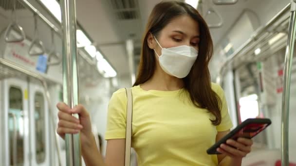 Young Woman Traveler Purtând Mască Protecție Feței Pentru Protejarea Focarelor — Videoclip de stoc