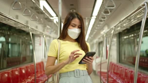 Young Woman Traveler Wearing Protective Face Mask Protecting Pandemic Outbreaks — Stock Video