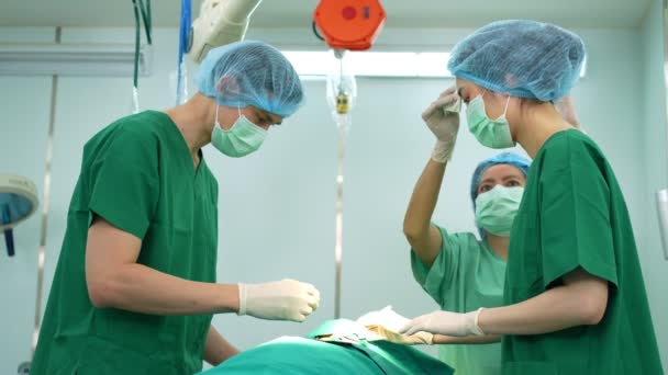 在手术室进行外科手术的专业外科医生小组 外科医生 助理和护士对病人进行外科手术 医疗保健癌症和疾病治疗的概念 — 图库视频影像
