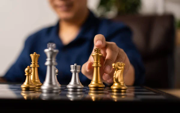Detailní Záběr Rukou Obchodníka Pohybující Král Zlaté Šachy Porazit Soupeře — Stock fotografie