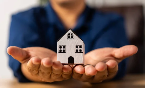 Close Van Woningmakelaars Die Het Witte Huismodel Bij Hand Hebben — Stockfoto