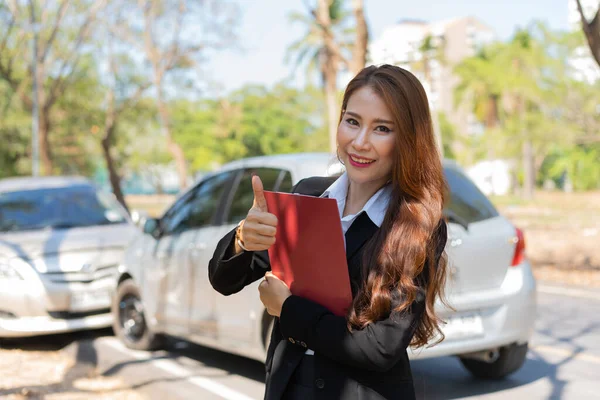 Asian Women Insurance Agents Holding Clipboards Standing Front Car Accidents — ストック写真