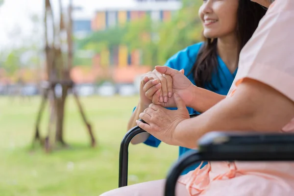 Azjatycki Ostrożny Opiekun Lub Pielęgniarka Trzymać Pacjenta Rękę Zachęcać Pacjenta — Zdjęcie stockowe