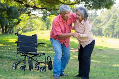Asyalı son sınıf öğrencisi, sendeleyip acı içinde ağladıktan sonra parkta yere yığıldı ve karısı ona yardım etmeye geldi. Eski sağlık sigortası ve sağlık sigortası kavramı