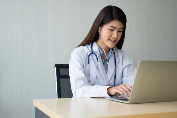 Asijská Žena Lékař Line Návštěva Pacientem Internetu Aplikace Poslech Příznaků — Stock fotografie
