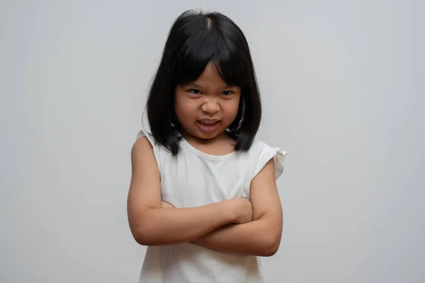 Portret Van Aziatisch Boos Verdrietig Klein Meisje Witte Geïsoleerde Achtergrond — Stockfoto