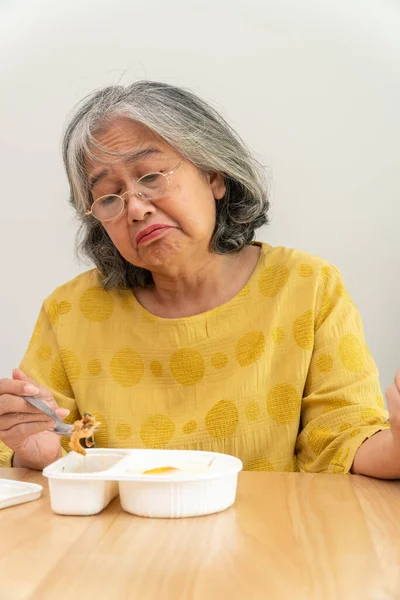 Mutsuz Asyalı Son Sınıf Kadın Iştahsızlığı Hazır Yemeklere Hayır Demek — Stok fotoğraf