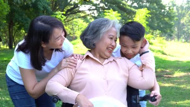 Glückliche Ältere Asiatische Großmutter Rollstuhl Mit Ihrer Tochter Und Ihrem — Stockvideo