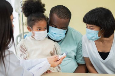 Asyalı kadın pediyatrist doktor muayene için stetoskop tutuyor küçük bir kız hasta ve çocuğun kalp ciğerleri, iyi aile doktoru çocuğu evde ziyaret ediyor, sağlık ve çocukluk konsepti için ilaç alıyor..