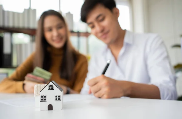 Cliente Assina Documento Empréstimo Casa Para Comprar Casas Com Agente — Fotografia de Stock