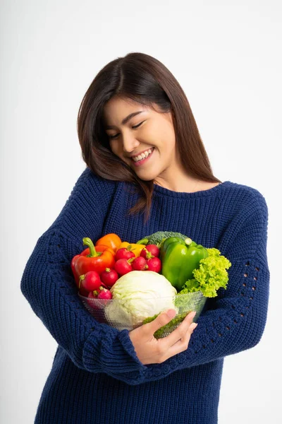 Retrato Belo Sorriso Asiático Mulher Segurando Tigela Cheia Vegetais Orgânicos — Fotografia de Stock